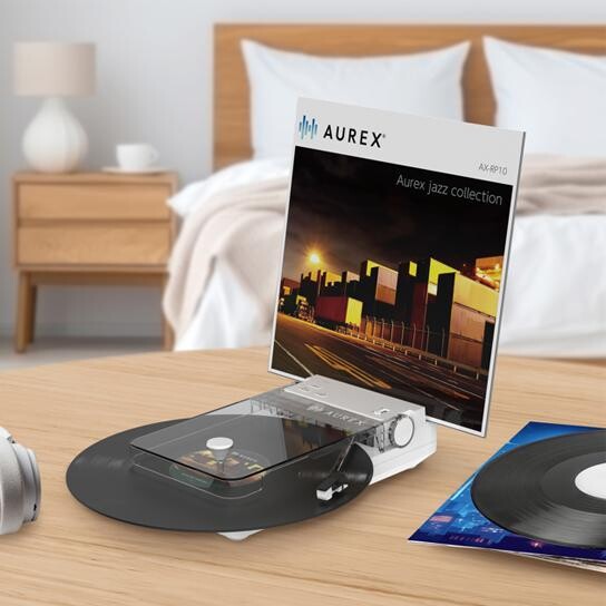 ジャケット眺めるのも楽しみのひとつ。スタンド付きレコードプレイヤー