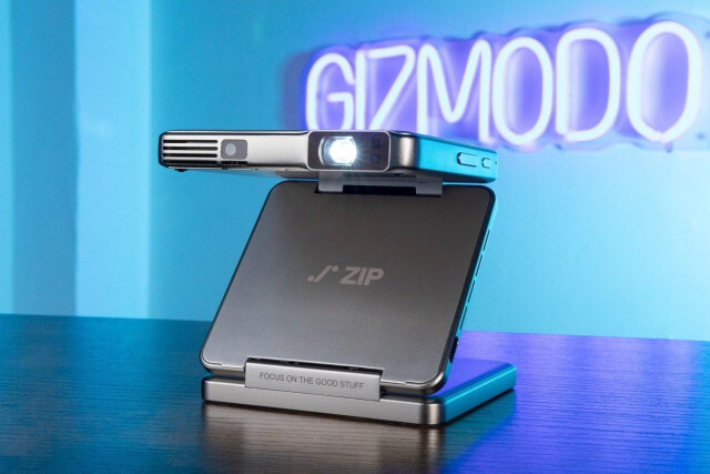 三つ折り小型プロジェクター「Aurzen Zip」。コンパクトが正義“ではない”