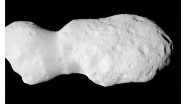 NASAの探査機ルーシー、ピーナッツみたいな小惑星をドアップで撮影