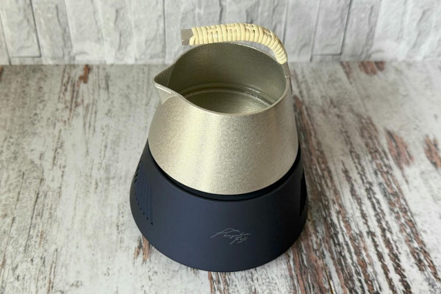 伝統工芸と機能性が融合した温度制御機能付きの日本酒器「hiyakan fuji」