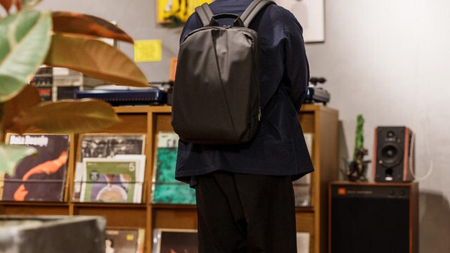 スマホもペットボトルも背負ったまま取り出せる通勤リュック「QUICK PACK officer」