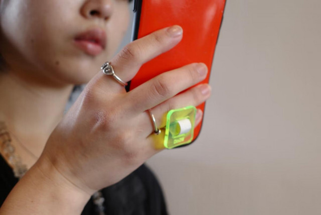 首や肩が疲れにくい！スマホを手で握らずリングに乗せる底面支持型スマホリング「SYANTO Catch」