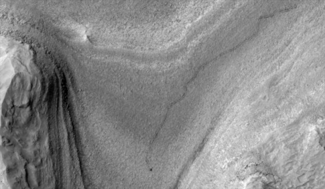 火星で頑張っているキュリオシティの勇姿。初めて軌道上から撮影成功