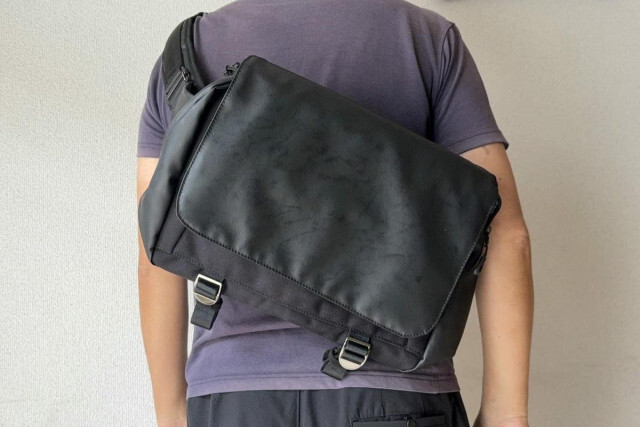 雨の日も安心な高品質素材の多機能スリング「TOUGH SLING MULTI BAG」