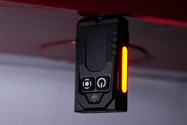 白色・UV・RGBの3種のライトを搭載した71gの多機能LED懐中電灯「LightMate」