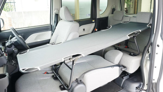 車中泊のための専用ベッド「CAR BED」の寝心地をチェック