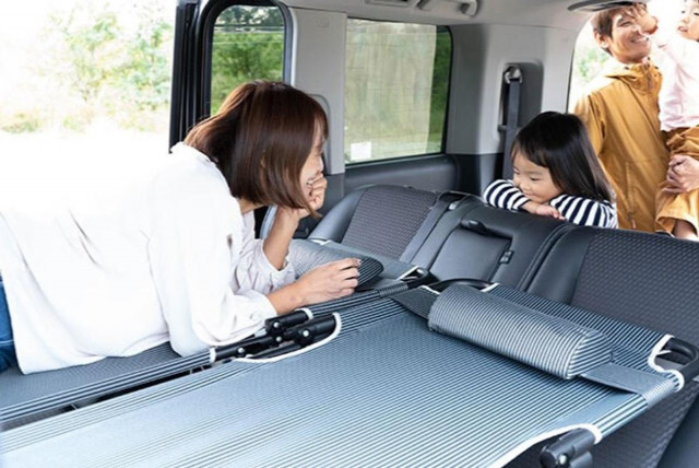 車中でもフラットに寝られる折りたたみ式ベッド「CAR BED」の販売が終了間近