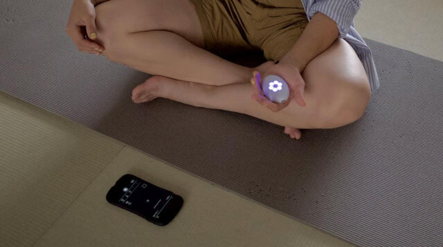 心身の落ち着き具合をライトの色で示すことで瞑想の効果を可視化する「カームストーン」を試してみた
