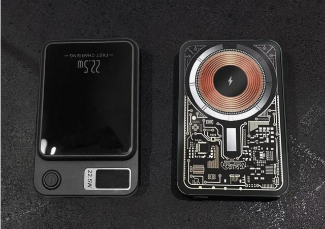 ワイヤレスと有線で3台同時充電できる薄型モバイルバッテリー「Mag Plate 4」