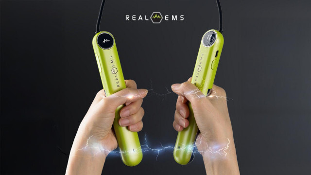 ビリビリが気持ち良さそう。手腕のケア＆トレーニングをサポートする「REAL EMS」が登場