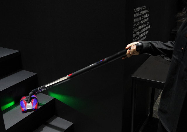 ダイソンの新作掃除機、まるで「ゴミを吸える魔法の杖」