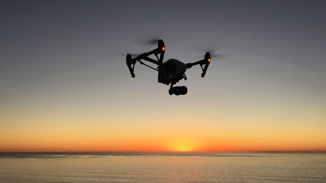 沖に流された人をドローンで救出。ドローンの是非をあらためて考える