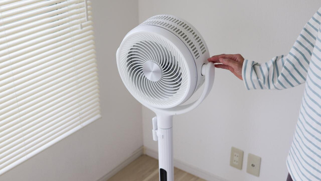 クーラーはまだちょっと…な人に。部屋のムシムシを解消するアイテム3つ