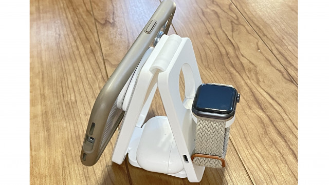 iPhone、Apple Watch、Air Podsを同時充電。スリコの充電器は持ち運びもOK
