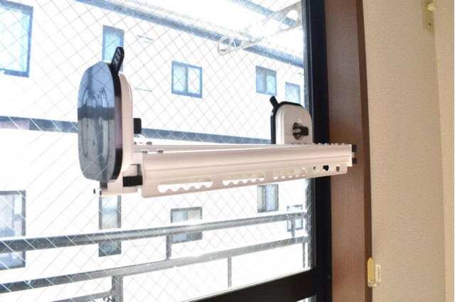 床に置かず省スペース！窓ガラスにくっつけるだけでいい「吸盤式洗濯物干し」