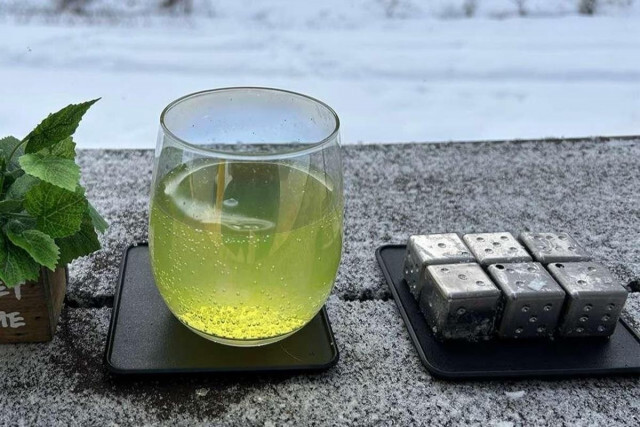 ドリンクが薄まらないチタン製アイスキューブ「マルチチルロック」