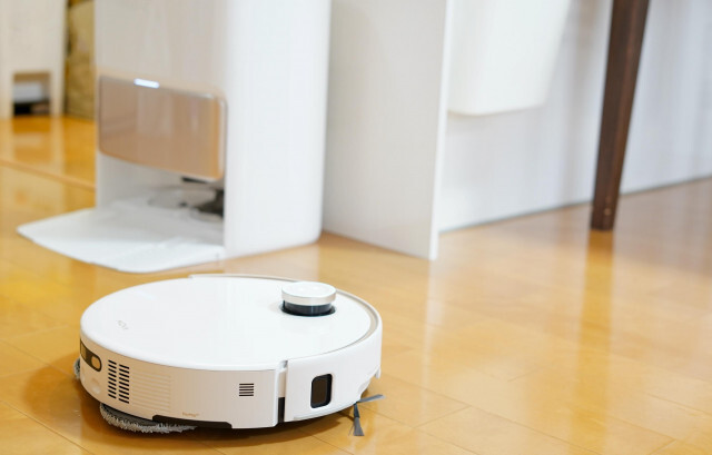 吾輩は足があるロボット掃除機。類稀なるパフォーマンスを披露するぞ
