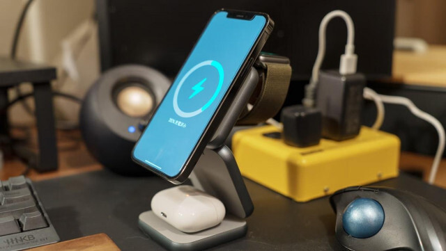 ケーブルの山から卒業したい人必見！3台同時充電可能なワイヤレス充電器「Mag Stand Pro 3」