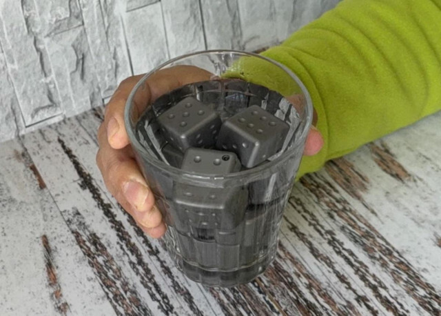 溶けないからドリンクが薄まらないチタン製アイスキューブ「マルチチルロック」