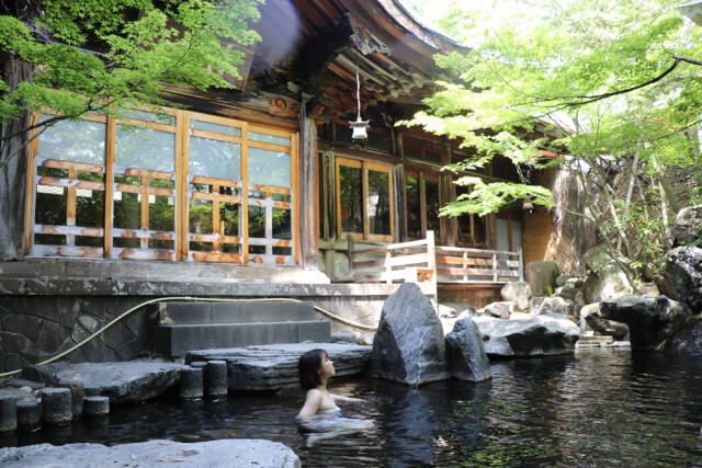 信州湯田中温泉「松籟荘」は、1日5組限定の天然温泉かけ流し専用露天風呂付き旅館