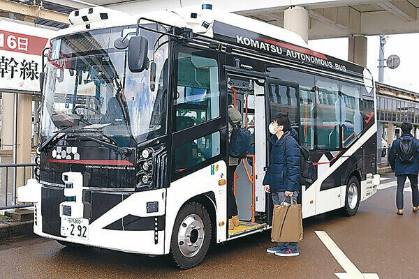 黒色基調に赤い線　小松の自動運転バス初披露