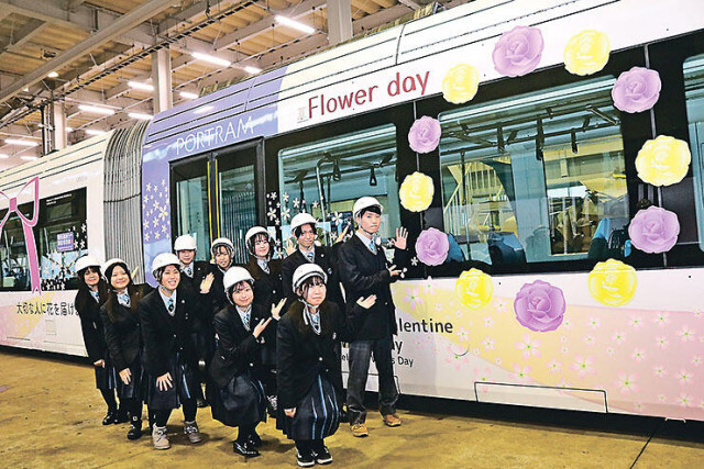 ポートラム華やか、「花を贈る日」ＰＲ　富山北部高生デザイン