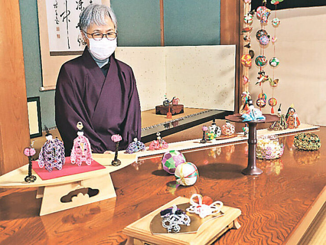 水引人形、色鮮やか　南砺・井波別院瑞泉寺で地元作家が個展