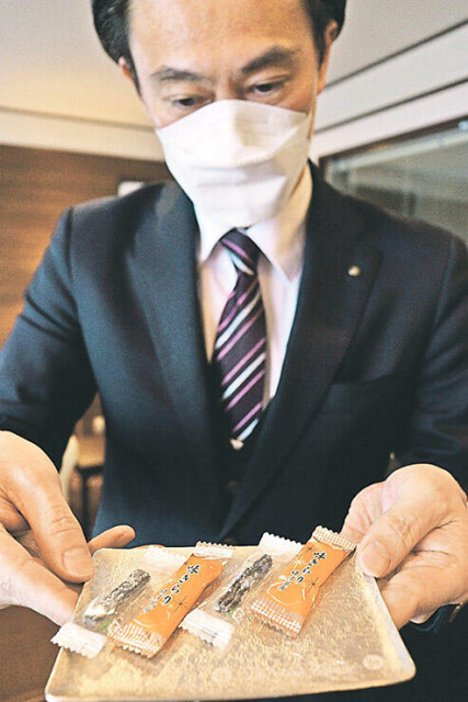 昆布菓子でおもてなし　ホテルニューオータニ高岡、スズ製の器に盛り付け