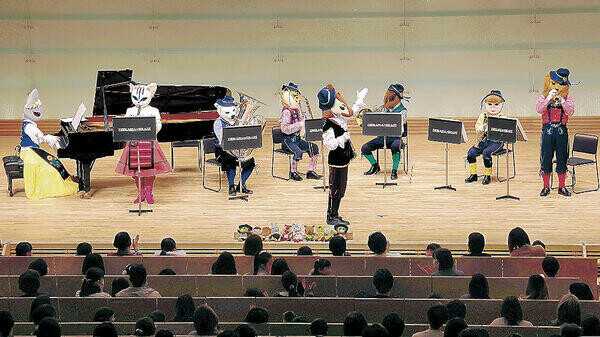 子どもに笑顔を　赤羽ホール「０歳からの音楽会」　動物音楽隊が民謡音楽披露