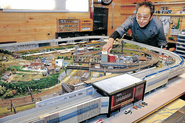 加賀温泉駅ジオラマに　 山中の黒田さん、１６日の開業記念行事で展示　 レーザー加工で紅殻格子