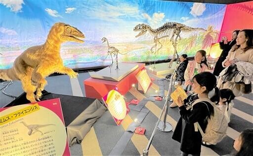 福井の恐竜、フジテレビ本社占拠　全身骨格やロボット展示