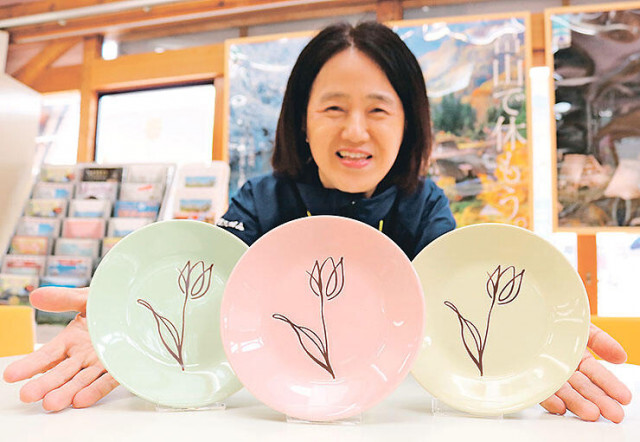チューリップの皿いかが　砺波市観光協会、フェアに合わせ土産品