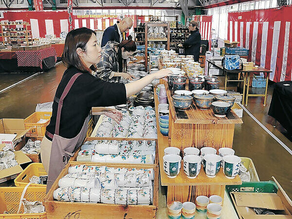 九谷茶碗まつり開幕　３会場に５０店　復興応援コーナーも開設