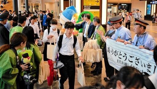 修学旅行生「また北陸へ」　千葉の130人おもてなし、福井駅で見送り