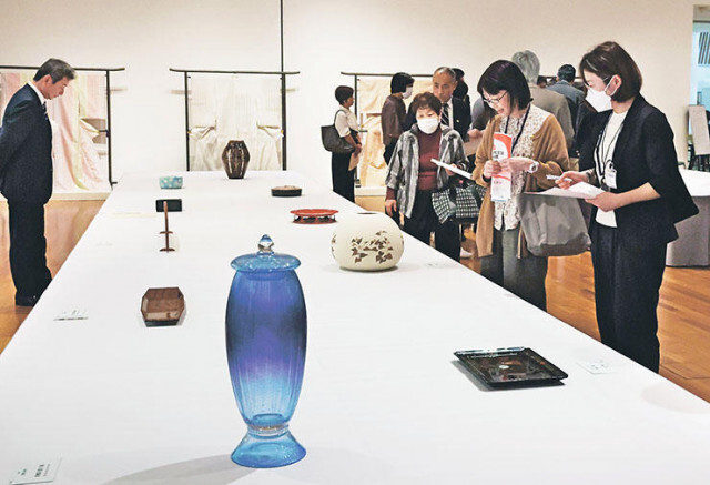 技と感性光る１２５点　日本伝統工芸富山展が高岡で開幕