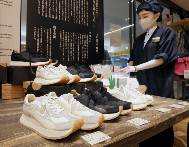人気です！ＪＲ新潟駅のぽんしゅ館オリジナルスニーカー　洗練されたデザイン、地下足袋風ではきやすさ◎「足が疲れない」と好評