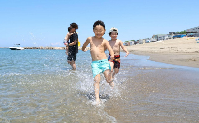 いよいよ夏本番！新潟市中央区の関屋浜海水浴場で海開き♪ 天気に恵まれ、浜辺に歓声「たくさん海で遊びたい」！