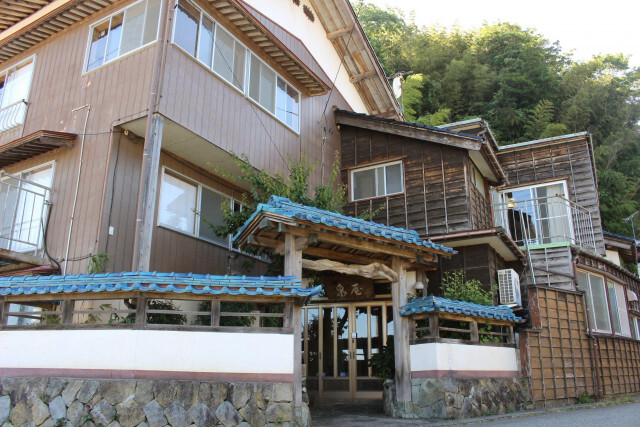 佐渡市多田の旧旅館を再生、1棟貸しの宿泊施設「ＧＬＯＣＥベースキャンプ松ケ崎」オープン！　海水浴や釣り、世阿弥ゆかりの地巡りにも♪