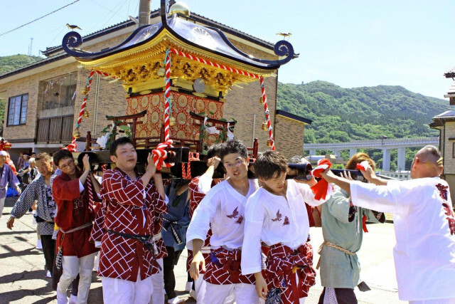 わっしょい！かけ声威勢よく、山車とみこしが練り歩く　上越市名立区で江野神社祇園祭、5年ぶりの巫女舞7月13日に奉納へ