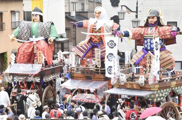 金津祭で高さ6ｍの人形山車が街中を巡行　福井県あわら市、雨なんの...熱気