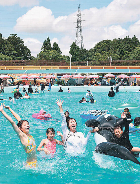 水しぶきに笑顔　富山県射水市の太閤山ランドでプール開き