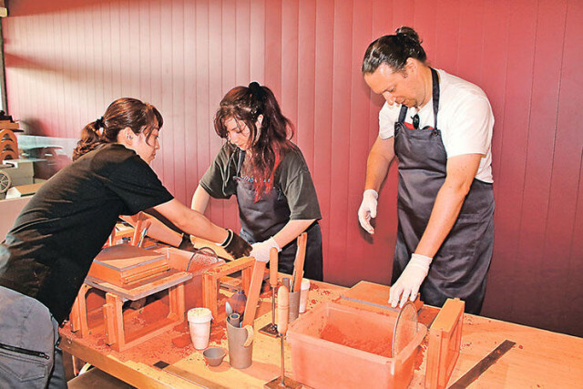 伝統工芸体験いい　日本政府観光局の職員、高岡でスズのぐい飲み制作