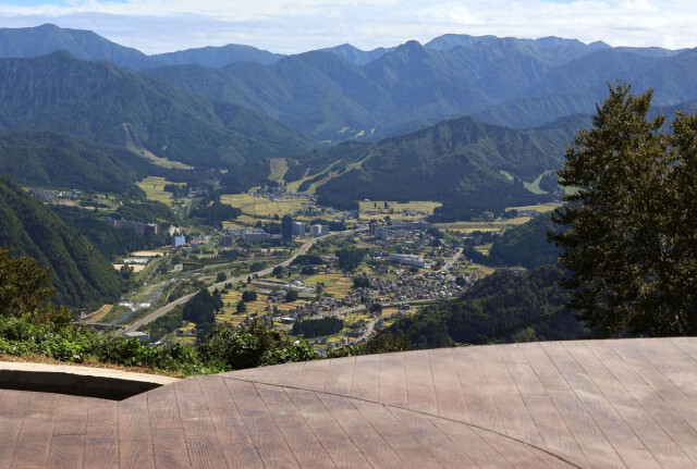 谷川連峰や巻機山の絶景と一体に♪　湯沢高原パノラマパークに新デッキ、カフェとも連結