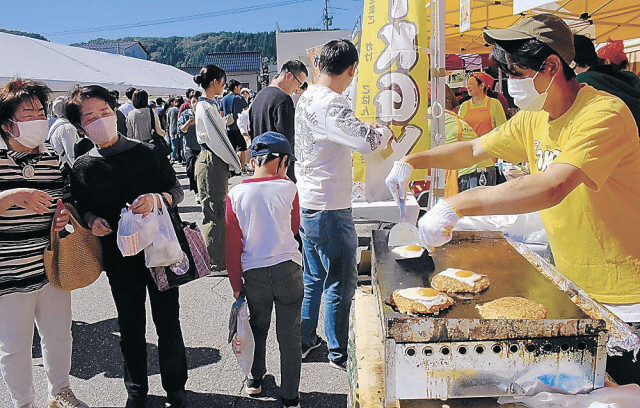 ご当地グルメに舌鼓　鶴来で一六大市