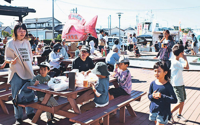 海の幸販売、浜に活気　黒部・魚の駅「生地」創業２０年で感謝祭