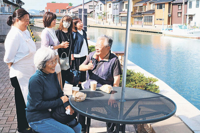 内川沿いでゆっくり　新湊「かわべの開放Ｗｅｅｋｅｎｄ」昼市・ライブ...催し多彩