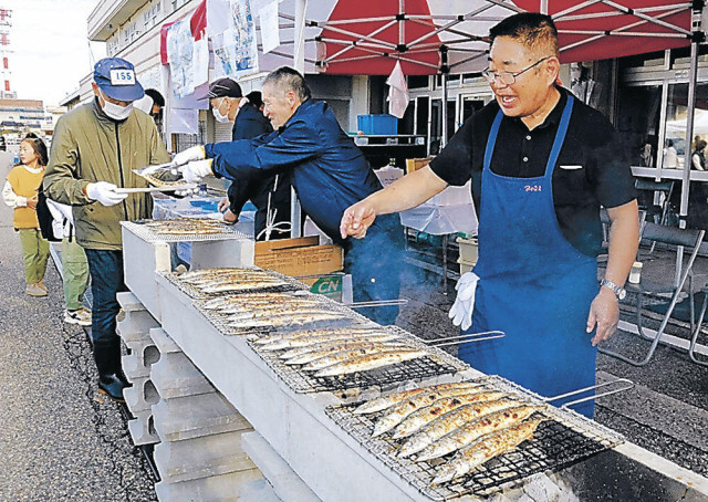 金沢中央市場でまつり　青果、鮮魚買い求め