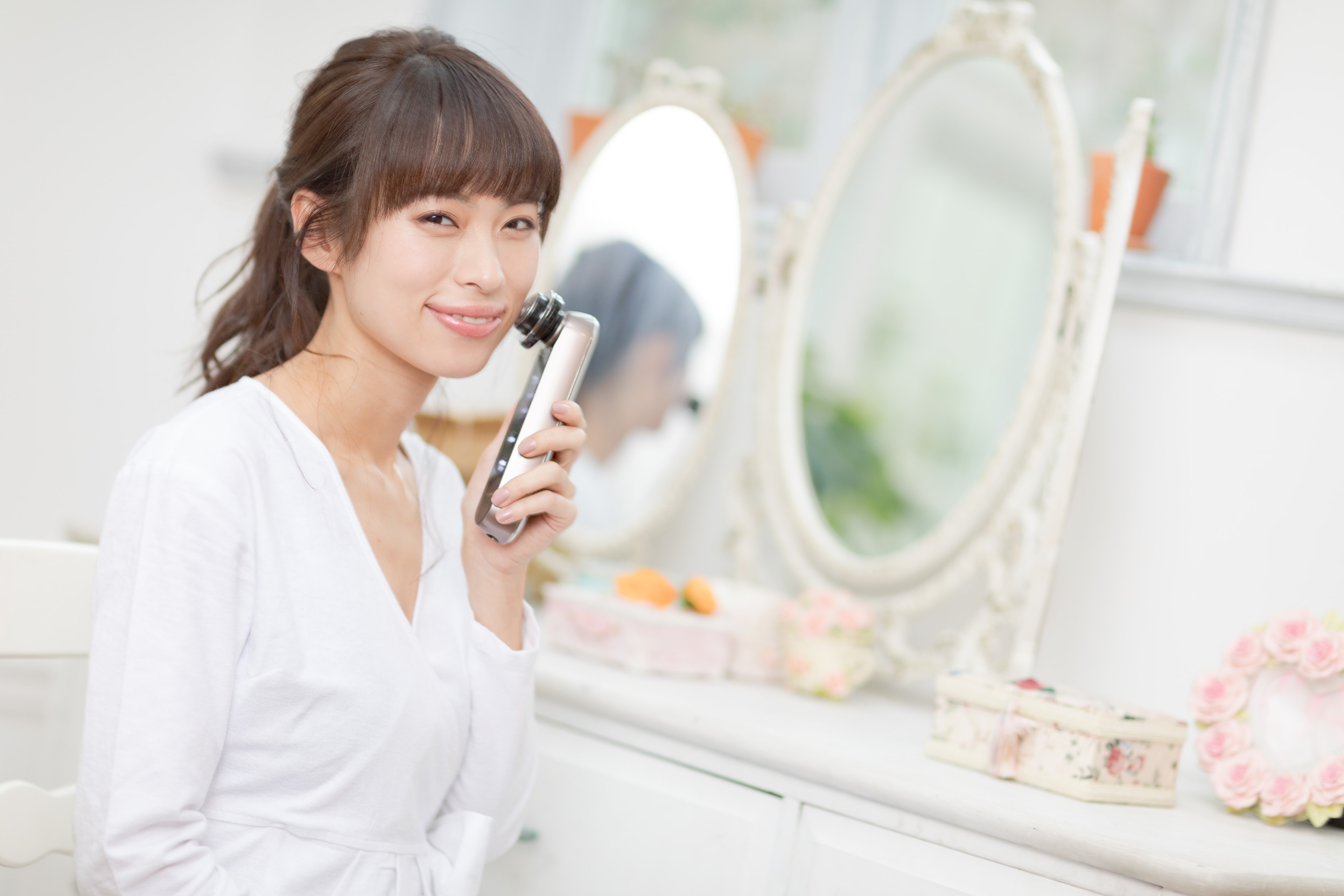 美容家の岡本静香さんが注目の美顔器を体験！1台で肌悩みに応えてくれる高機能美顔器とは