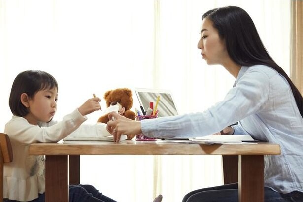 他人の顔色ばかりうかがって受け答えをする娘が心配です【小川大介先生の子育てよろず相談室】