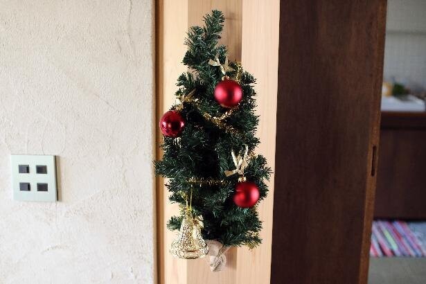 壁掛けにすければ邪魔じゃない！【3COINS】のクリスマスツリーがオシャレなのに省スペース！